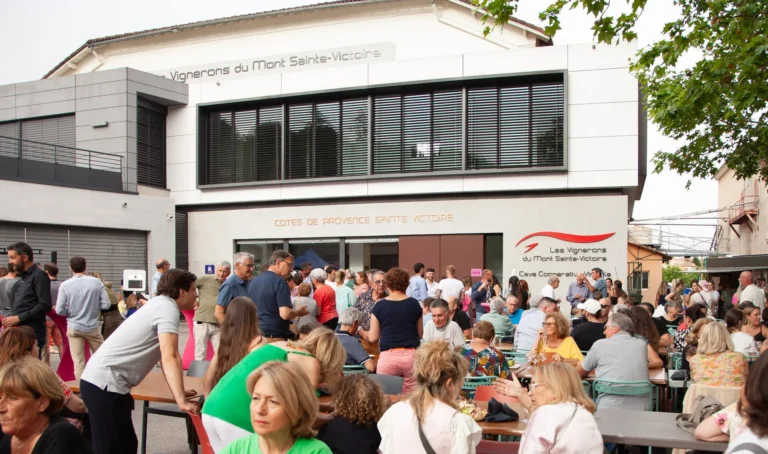 Célébration des 100 ans de la cave des vignerons du Mont Sainte-Victoire avec les coopérateurs